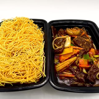 Crispy fried noodles with vegetarian beef