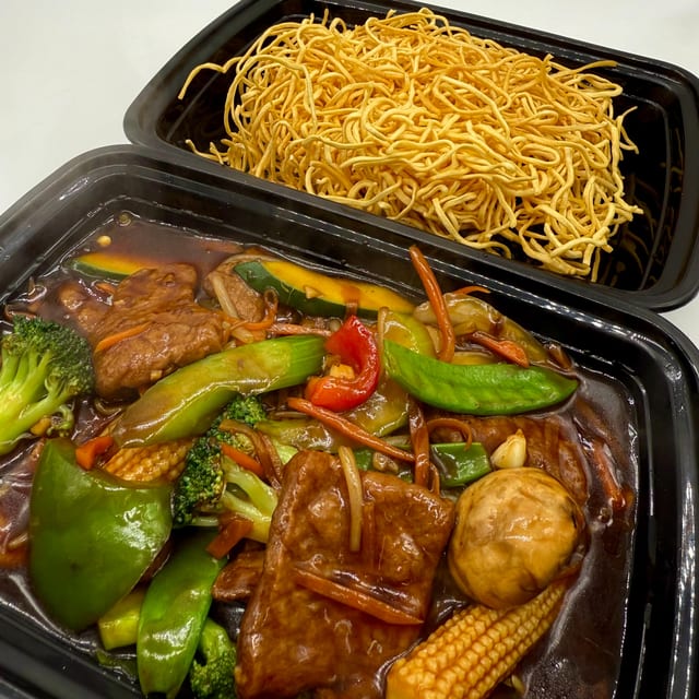 Crispy fried noodles with vegetarian chicken.